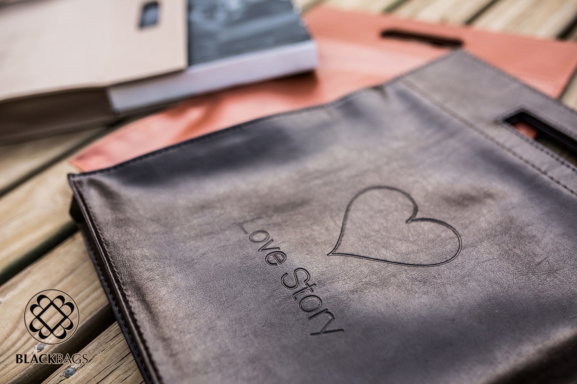 Foto do Sobre de Sacolas em couro, Pendrive, personalizado, Black Bags, Curitiba, Florianópolis, São Paulo